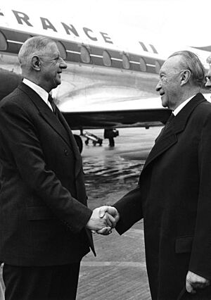 Bundesarchiv B 145 Bild-F011021-0002, Köln, Staatsbesuch de Gaulle, Begrüßung Adenauer