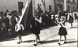 Niñas de la Escuela Doctor Díaz Lira desfilando, años 1960