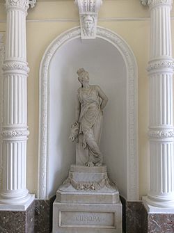 Palazzo Ferreria statue 3.jpeg