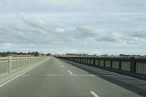 Rakaia River Bridge (State Highway 1) - 7300886734.jpg