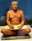 Scribe accroupi Saqquara Louvre E3023-01b