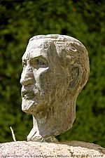 Tête de Charles Maurras dans son jardin de Martigues