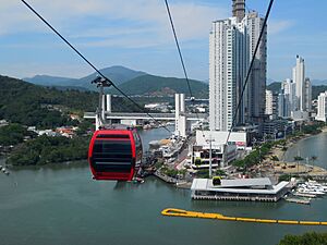 Teleférico do Parque Unipraias com a Estação Barra Sul ao fundo, Balneário Camboriú SC