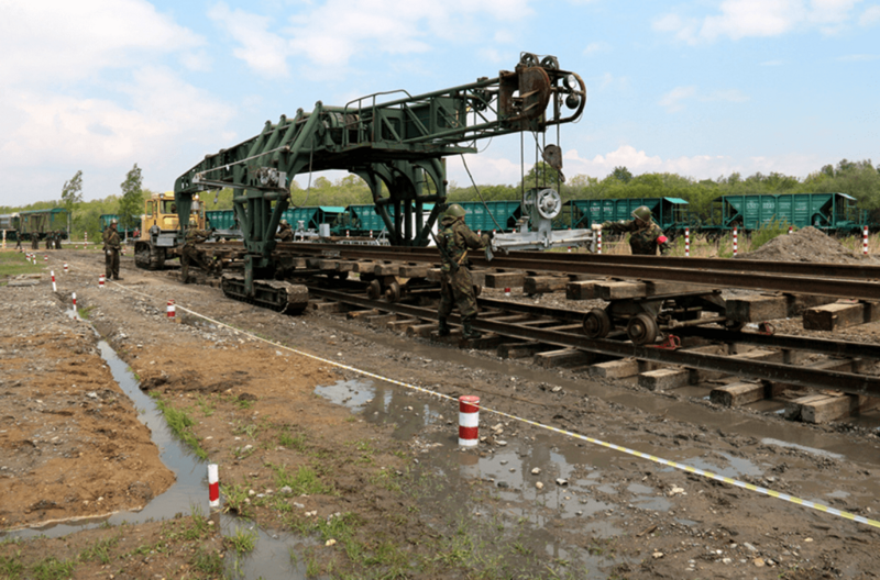 Гусеничный путеукладчик Железнодорожных войск РФ
