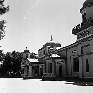 Budynek w parku - Szeberghan - 002500n