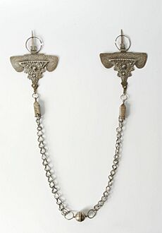 COLLECTIE TROPENMUSEUM Paar zilveren kledingspelden met ketting TMnr 5504-10