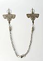 COLLECTIE TROPENMUSEUM Paar zilveren kledingspelden met ketting TMnr 5504-10