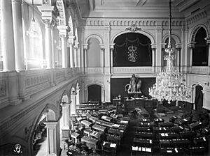 Eduskunnan istuntosali (1907-10) VPK-n talossa, Hakasalmenkatu 3 (=Keskuskatu 7). - N4009 (hkm.HKMS000005-km00320s)