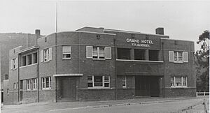 Grand Hotel, Huonville, Tasmania - 1940s (cropped)