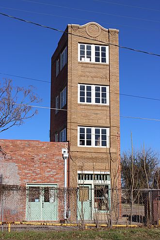 Newby–McMahon Building, c. 1919, also known as the "Worlds Littlest Skyscraper"