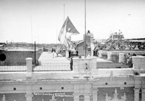 Raising the Cuban flag on the Governor General's Palace at noon on May 20, 1902
