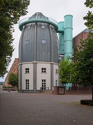 Rocket-shaped cupola of the Bonnefantenmuseum in Maastricht-Centrum (DSCF7938).jpg