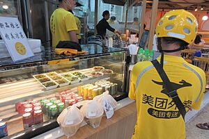 SZ 深圳 Shenzhen 蛇口 Shekou shop restaurant 美團 Meituan food delivery worker uniform yellow August 2018 IX2