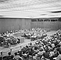 Vergaderzaal van de Verenigde Naties met achterin de hoofdtafel en vooraan de pu, Bestanddeelnr 191-0754