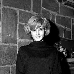 13.12.1962. Queralto coiffe Sylvie Vartan. (1962) - 53Fi3120 (cropped)
