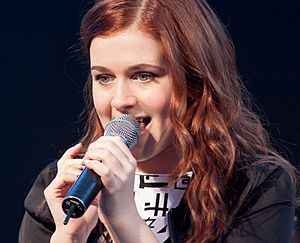 Amy Diamond singing in Uddevalla 2013-11-06.jpg