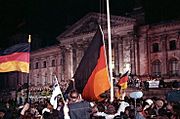 Bundesarchiv Bild 183-1990-1003-400, Berlin, deutsche Vereinigung, vor dem Reichstag