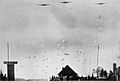 Duitse parachutisten landen in Nederland op 10 mei 1940b