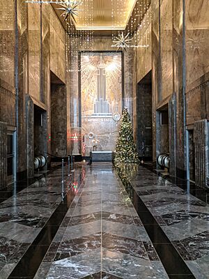 EmpireStateBuilding2019LobbyLookingWest