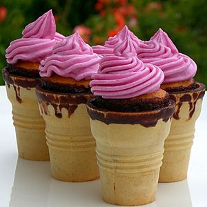 Ice Cream Cone Cupcakes (4721105087).jpg