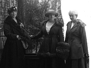 La reine de Roumanie à Paris, dans la cour de l'Hôtel Ritz avec ses deux filles 1919, Meurisse