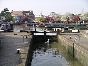 Stratford-upon-Avon Canal lock and boats 15a07