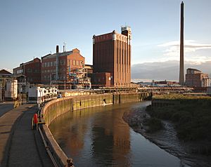 The River Hull at Stoneferry - geograph.org.uk - 917142