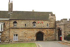 Vicars Court gatehouse (geograph 2645410).jpg