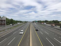 2021-05-25 12 11 32 View north along Interstate 95 (New Jersey Turnpike) from the overpass for New Jersey State Route 32 and Middlesex County Route 612 (Forsgate Drive) in Monroe Township, Middlesex County, New Jersey