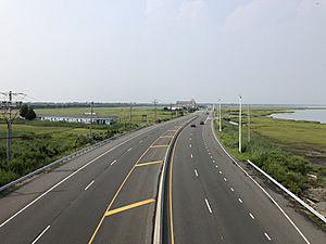 2021-07-21 15 26 50 View west along U.S. Route 30 (White Horse Pike-Absecon Boulevard) from the overpass for Atlantic County Route 646 (Delilah Road) in Absecon, Atlantic County, New Jersey