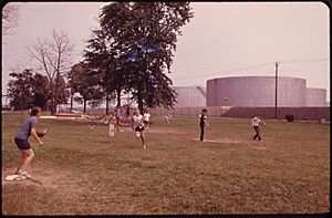 BASEBALL GAME IN FERRY STREET PARK, ONE OF THE TWO PLAYGROUNDS IN SEWAREN. THE COMMUNITY INSISTED ON THIS PLAYGROUND... - NARA - 552024