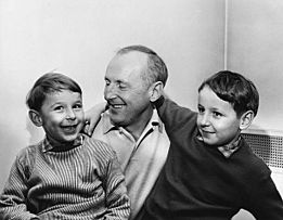 Bourvil avec ses enfants Philippe et Dominique Raimbourg