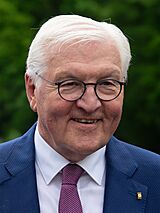 Bundespräsident Frank-Walter Steinmeier auf den Stufen der Villa Hammerschmidt in Bonn.jpg