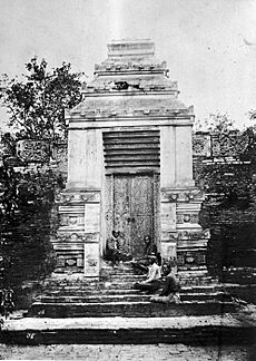 COLLECTIE TROPENMUSEUM Poort van de Sultansgraven in Pasar Gedé de oude begraafplaats nabij Djokjakarta. TMnr 60004745