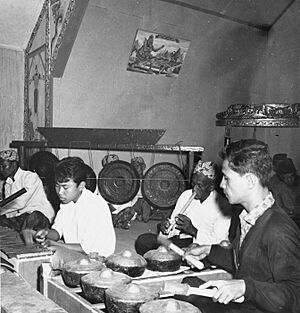 COLLECTIE TROPENMUSEUM Uitvoering van een gamelan degung in de RRI Studio TMnr 20000384