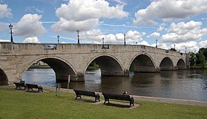 Chertsey Bridge - geograph.org.uk - 3037289.jpg