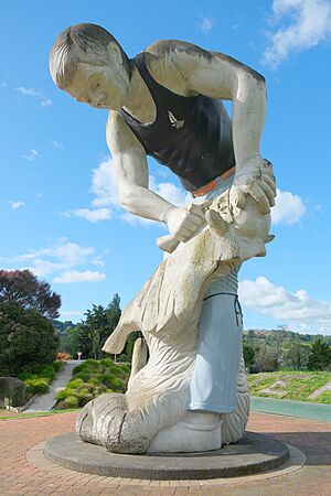 Giant sheep shearer statue in Te Kuiti
