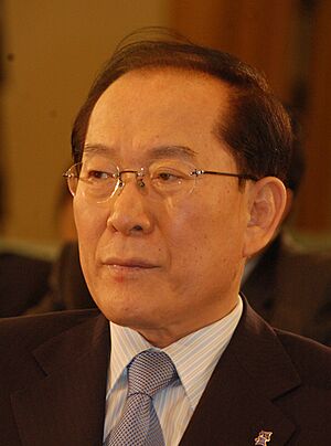 Lee Hoi-chang (2010) (cropped).jpg