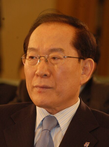 Lee Hoi-chang (2010) (cropped)