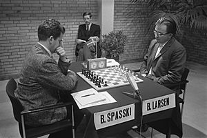 Spassky (links) en Larsen, Bestanddeelnr 923-4497