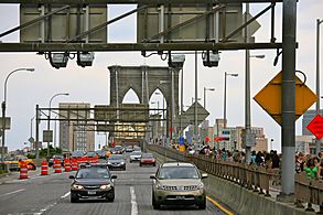 Traffic on the Brooklyn Bridge (5896405392)