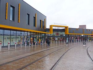 Wolverhampton Railway Station, with new tram lines, Ruth Sharville, geograph, 7411728 (adjust)