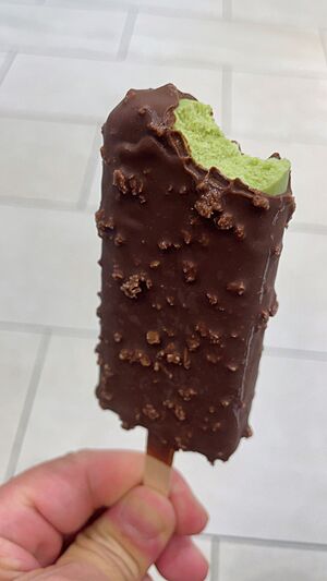 ロッテZEROビスケットクランチチョコバー香る焙煎抹茶 - 2