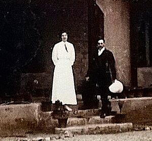 Aeneas Francon Williams (right, holding a hat) standing on the steps of Wolseley House, Kalimpong 1914.jpg