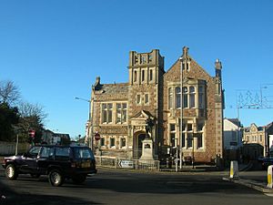 Camborne Library And Richard Trevithick Statue - geograph.org.uk - 23241
