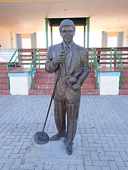 Estatua de Héctor Lavoe en Tablado La Guancha, Barrio Playa, Ponce, PR (DSC01187).jpg