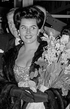 Eunice Gayson (cropped)
