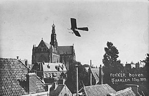 Fokker vliegt rond de Grote of Sint-Bavokerk in Haarlem