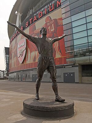Tony Adams Statue - front (cropped)