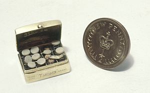 World's smallest medicine chest in Queen Mary's doll house Wellcome L0074483 (cropped)